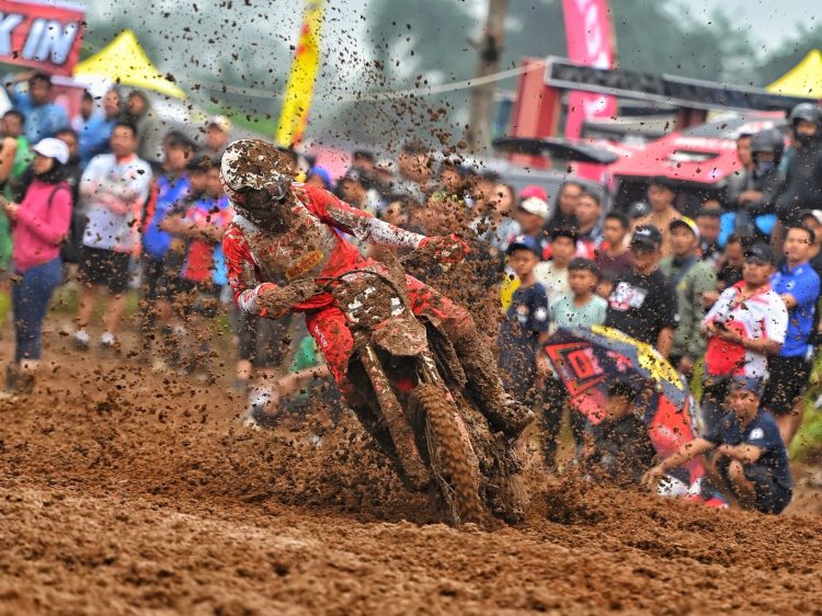 Arsenio Algifari melaju di lintasan berlumpur pada Kejurnas Motocross Indonesia MX2, menunjukkan determinasi tinggi bersama Honda CRF250R. (Dok. Sisnen)