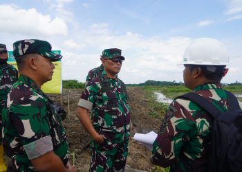 Danrem 042/Gapu Brigjen TNI Heri Purwanto meninjau lokasi program Optimalisasi Lahan (Opla) di wilayah Kodim 0419/Tanjab, Kecamatan Berbak, Tanjab Timur, didampingi personel TNI dan perwakilan kelompok tani, Minggu (13/7/2025). (Dok. Penrem 042/Gapu)