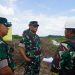 Danrem 042/Gapu Brigjen TNI Heri Purwanto meninjau lokasi program Optimalisasi Lahan (Opla) di wilayah Kodim 0419/Tanjab, Kecamatan Berbak, Tanjab Timur, didampingi personel TNI dan perwakilan kelompok tani, Minggu (13/7/2025). (Dok. Penrem 042/Gapu)