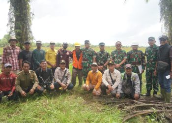 Danrem 042/Gapu Brigjen TNI Heri Purwanto bersama jajaran Korem, Pemda, dan kelompok tani meninjau lokasi program Optimalisasi Lahan (Opla) di Kecamatan Berbak, Tanjab Timur, Minggu (13/7/2025) (Dok. Penrem 042/Gapu)