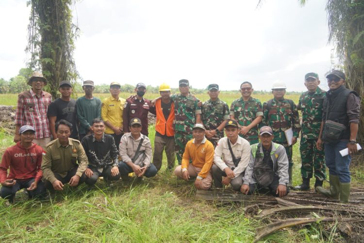 Danrem 042/Gapu Brigjen TNI Heri Purwanto bersama jajaran Korem, Pemda, dan kelompok tani meninjau lokasi program Optimalisasi Lahan (Opla) di Kecamatan Berbak, Tanjab Timur, Minggu (13/7/2025) (Dok. Penrem 042/Gapu)