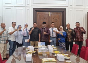 Sekda Provinsi Jambi Dr. H. Sudirman (tengah) bersama dua Capaska Nasional utusan Jambi, Frans Sokhi Lase dan Nindya Eltsani Fawwaz, saat pelepasan resmi di Rumah Dinas Sekda Jambi, Minggu (13/07/2025). (Dok. Yola)