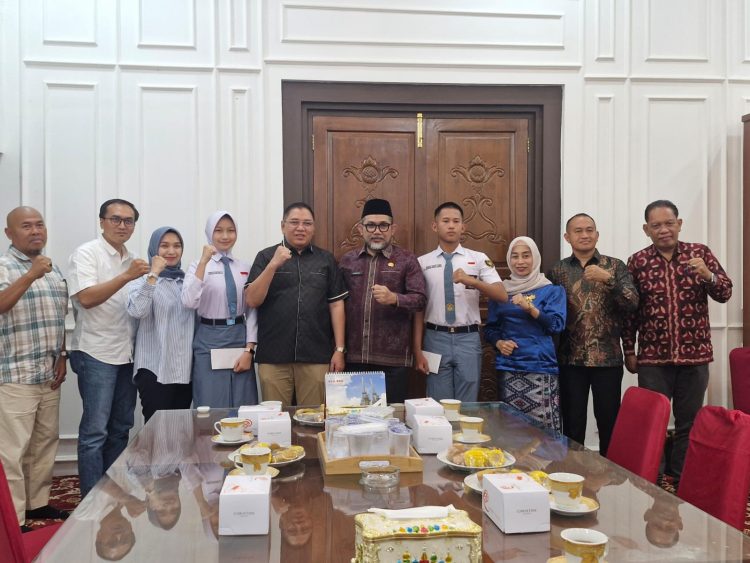 Sekda Provinsi Jambi Dr. H. Sudirman (tengah) bersama dua Capaska Nasional utusan Jambi, Frans Sokhi Lase dan Nindya Eltsani Fawwaz, saat pelepasan resmi di Rumah Dinas Sekda Jambi, Minggu (13/07/2025). (Dok. Yola)
