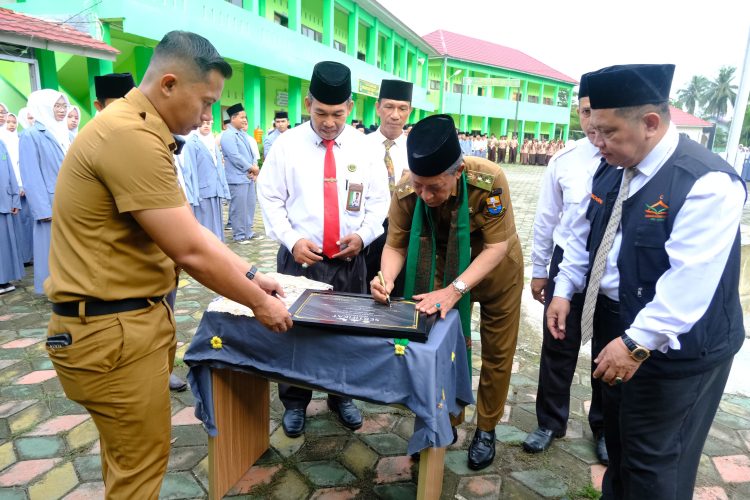 Wakil Gubernur Jambi Drs. H. Abdullah Sani, M.Pd.I menandatangani prasasti sebagai simbol pembukaan Masa Ta’aruf Siswa Madrasah (Matsama) Tahun Ajaran 2025/2026 di MAN 3 Kota Jambi, Senin (14/07/2025). (Dok. Nahar)