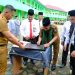 Wakil Gubernur Jambi Drs. H. Abdullah Sani, M.Pd.I menandatangani prasasti sebagai simbol pembukaan Masa Ta’aruf Siswa Madrasah (Matsama) Tahun Ajaran 2025/2026 di MAN 3 Kota Jambi, Senin (14/07/2025). (Dok. Nahar)