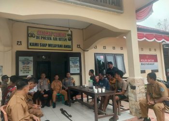 Kapolsek Air Hitam Iptu Made Yaso memimpin mediasi penyelesaian kasus penembakan antar warga Suku Anak Dalam (SAD) di Mapolsek Air Hitam, Sarolangun, Senin (14/7/2025). (Dok. Humas)