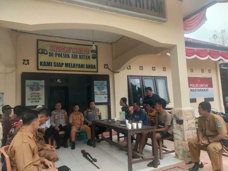 Kapolsek Air Hitam Iptu Made Yaso memimpin mediasi penyelesaian kasus penembakan antar warga Suku Anak Dalam (SAD) di Mapolsek Air Hitam, Sarolangun, Senin (14/7/2025). (Dok. Humas)