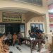 Kapolsek Air Hitam Iptu Made Yaso memimpin mediasi penyelesaian kasus penembakan antar warga Suku Anak Dalam (SAD) di Mapolsek Air Hitam, Sarolangun, Senin (14/7/2025). (Dok. Humas)