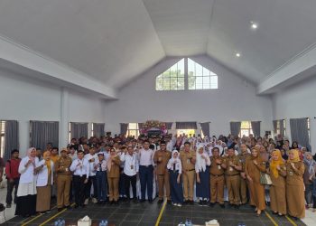 Sekretaris Daerah Provinsi Jambi, Dr. H. Sudirman, SH., MH, bersama para siswa, guru, dan orang tua dalam kegiatan hari pertama tahun ajaran baru di Sekolah Rakyat Menengah Atas 5 Jambi di Sentra Alyatama, Kota Jambi, Senin (14/7/2025). (Foto: Waaly Arizona/Diskominfo Provinsi Jambi)