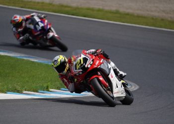 Pebalap Astra Honda, Muhammad Adenanta Putra, melesat di tikungan Sirkuit Mobility Resort Motegi, Jepang, dalam ajang Asia Road Racing Championship (ARRC) 2025. Adenanta sukses meraih dua podium, termasuk kemenangan pada race kedua kelas SS600. (Dok. AHM)