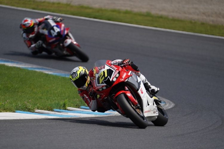 Pebalap Astra Honda, Muhammad Adenanta Putra, melesat di tikungan Sirkuit Mobility Resort Motegi, Jepang, dalam ajang Asia Road Racing Championship (ARRC) 2025. Adenanta sukses meraih dua podium, termasuk kemenangan pada race kedua kelas SS600. (Dok. AHM)