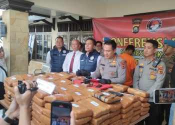 Kapolresta Jambi Kombes Pol Boy Sutan Binaga Siregar didampingi jajarannya menunjukkan barang bukti 200 kilogram ganja dalam konferensi pers di Mapolresta Jambi, Senin (14/7/2025). (Dok. Nahar)