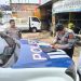Petugas Satlantas Polresta Jambi menulis surat tilang kepada salah satu pengendara yang melanggar aturan dalam operasi penegakan hukum lalu lintas, Senin (14/7/2025). (Dok. Nahar)