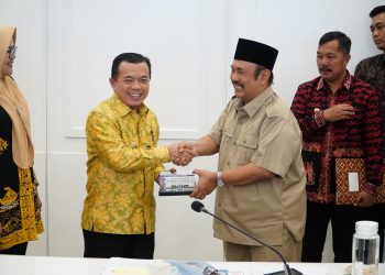Gubernur Jambi Al Haris berjabat tangan dengan Menteri PPN/Kepala Bappenas Rachmad Pambudy usai audiensi percepatan pembangunan Provinsi Jambi di Kantor Bappenas, Jakarta, Selasa (14/7/2025). (Dok.Erit Kominfo)