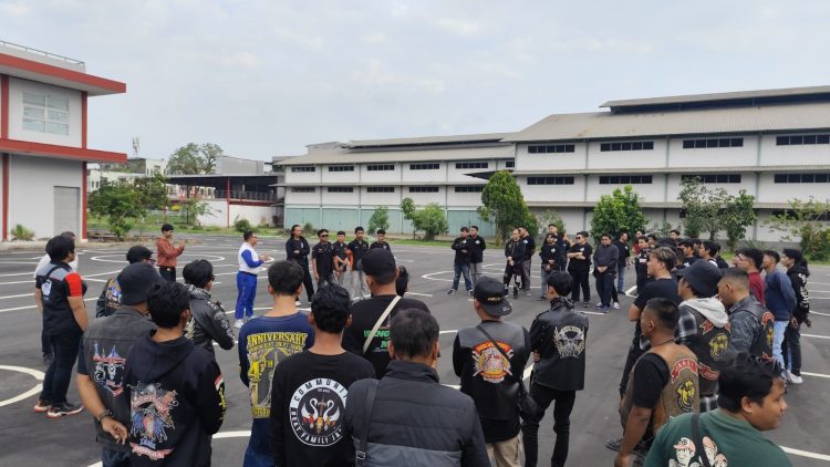 Sejumlah peserta komunitas motor dari berbagai klub berkumpul di area Safety Riding Center Sinsen, Jambi, dalam kegiatan Rockin Brotherhood yang digelar Jambi CBR Club, Sabtu (13/7/2025). (Dok. Yola)