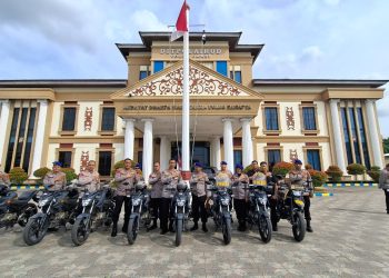 Direktur Polairud Polda Jambi, Kombes Pol Agus Tri Waluyo, menyerahkan motor dinas kepada personel dalam apel di halaman kantor Ditpolairud Polda Jambi, Selasa (15/7/2025). (Dok. Humas)