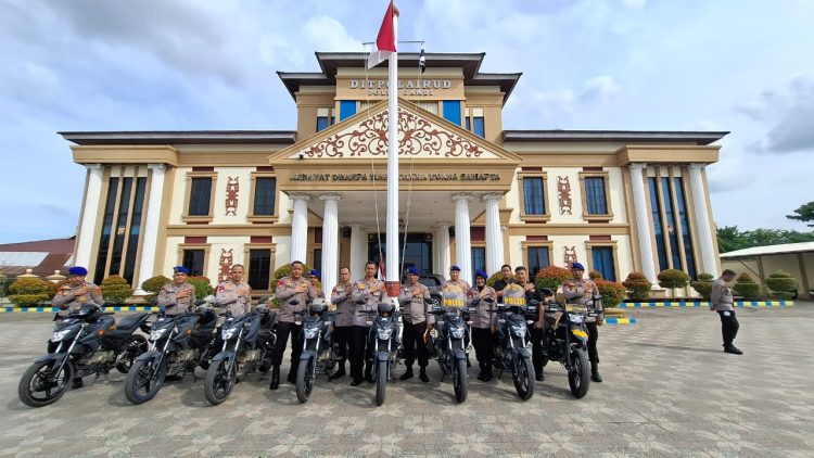 Direktur Polairud Polda Jambi, Kombes Pol Agus Tri Waluyo, menyerahkan motor dinas kepada personel dalam apel di halaman kantor Ditpolairud Polda Jambi, Selasa (15/7/2025). (Dok. Humas)