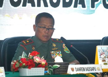 Danrem 042/Garuda Putih Brigjen TNI Heri Purwanto memimpin rapat koordinasi Program Swasembada Pangan Provinsi Jambi Tahun 2025 di Aula Balai Prajurit Makorem 042/Gapu, Selasa (15/7/2025). (Dok. Penrem 042/Gapu)