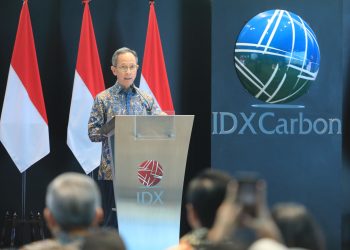 Ketua Dewan Komisioner OJK Mahendra Siregar saat menyampaikan sambutan dalam peluncuran buku “Mengenal dan Memahami Perdagangan Karbon bagi Sektor Jasa Keuangan” di Bursa Efek Indonesia, Jakarta, Selasa (15/7/2025). (Dok. Humas OJK Jambi)