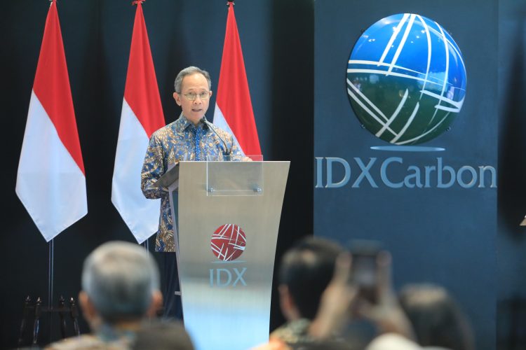 Ketua Dewan Komisioner OJK Mahendra Siregar saat menyampaikan sambutan dalam peluncuran buku “Mengenal dan Memahami Perdagangan Karbon bagi Sektor Jasa Keuangan” di Bursa Efek Indonesia, Jakarta, Selasa (15/7/2025). (Dok. Humas OJK Jambi)