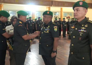 Danrem 042/Gapu Brigjen TNI Heri Purwanto memimpin upacara serah terima jabatan Kasrem 042/Gapu dari Kolonel Inf Eddy Basuki kepada Kolonel Inf Slamet Riadi di Aula Balai Prajurit, Jambi, Rabu (16/7/2025). (Dok, Penrem 042/Gapu)