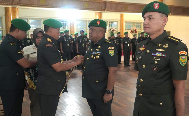 Danrem 042/Gapu Brigjen TNI Heri Purwanto memimpin upacara serah terima jabatan Kasrem 042/Gapu dari Kolonel Inf Eddy Basuki kepada Kolonel Inf Slamet Riadi di Aula Balai Prajurit, Jambi, Rabu (16/7/2025). (Dok, Penrem 042/Gapu)
