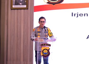 Kapolda Jambi, Irjen Pol. Krisno Halomoan Siregar, menyampaikan sambutan dalam pelantikan Ketua PP Polri Daerah Jambi masa bakti 2024–2029 dan peringatan HUT ke-26 PP Polri di Aula Gedung Siginjai Mapolda Jambi, Rabu (16/7/2025). (Dok. Humas Polda)