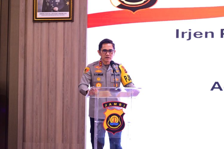 Kapolda Jambi, Irjen Pol. Krisno Halomoan Siregar, menyampaikan sambutan dalam pelantikan Ketua PP Polri Daerah Jambi masa bakti 2024–2029 dan peringatan HUT ke-26 PP Polri di Aula Gedung Siginjai Mapolda Jambi, Rabu (16/7/2025). (Dok. Humas Polda)
