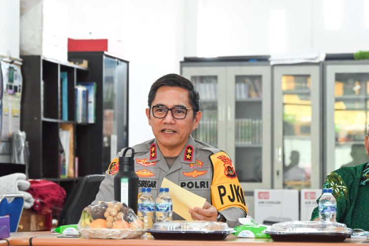 Kapolda Jambi, Irjen Pol. Krisno Halomoan Siregar, menyampaikan sambutan dalam kunjungan silaturahmi ke Gedung Dakwah PWM Muhammadiyah Provinsi Jambi, Rabu (16/7/2025). (Dok. Nahar)