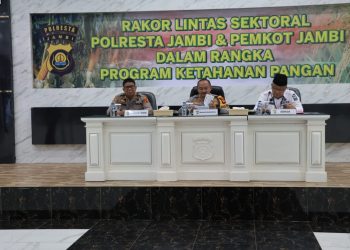 Wakapolresta Jambi AKBP Nurhadiansyah (tengah), Sekda Kota Jambi Drs. H. A. Ridwan (kanan), dan Kabag SDM Polresta Jambi AKBP Sopirin (kiri) saat memimpin Rapat Koordinasi Lintas Sektoral di Ruang Loka Manginti, Selasa (16/7/2025) (Dok. Humas)