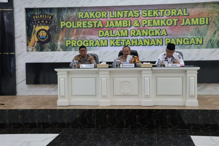 Wakapolresta Jambi AKBP Nurhadiansyah (tengah), Sekda Kota Jambi Drs. H. A. Ridwan (kanan), dan Kabag SDM Polresta Jambi AKBP Sopirin (kiri) saat memimpin Rapat Koordinasi Lintas Sektoral di Ruang Loka Manginti, Selasa (16/7/2025) (Dok. Humas)