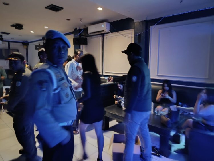 Petugas Satpol PP bersama tim gabungan saat melakukan pemeriksaan terhadap pengunjung tempat hiburan malam di Kota Jambi, Selasa malam (15/7/2025). (Dok. Stepanus)
