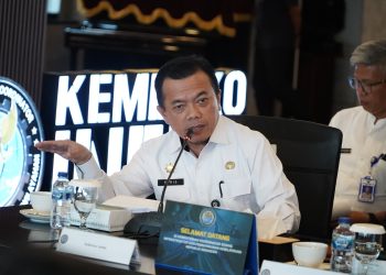 Gubernur Jambi Al Haris memaparkan sejumlah persoalan infrastruktur kepada Menko AHY saat audiensi di Kementerian Koordinator Bidang Pembangunan dan Infrastruktur Wilayah, Jakarta, Rabu (16/7/2025). (Foto: Erict Sutriedi/Diskominfo Jambi)