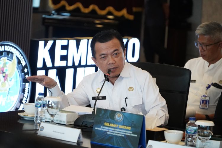Gubernur Jambi Al Haris memaparkan sejumlah persoalan infrastruktur kepada Menko AHY saat audiensi di Kementerian Koordinator Bidang Pembangunan dan Infrastruktur Wilayah, Jakarta, Rabu (16/7/2025). (Foto: Erict Sutriedi/Diskominfo Jambi)