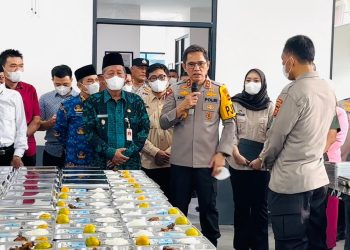 Kapolda Jambi Irjen Pol Krisno H. Siregar bersama Forkopimda Provinsi Jambi meninjau dapur Satuan Pelayanan Pemenuhan Gizi (SPPG) Polda Jambi usai peresmian, Kamis (17/7/2025). (Dok. Nahar)