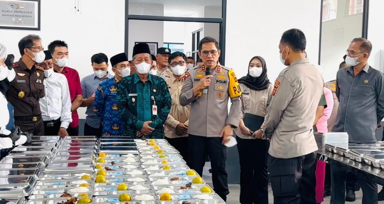 Kapolda Jambi Irjen Pol Krisno H. Siregar bersama Forkopimda Provinsi Jambi meninjau dapur Satuan Pelayanan Pemenuhan Gizi (SPPG) Polda Jambi usai peresmian, Kamis (17/7/2025). (Dok. Nahar)