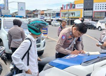 Petugas Satlantas Polresta Jambi saat memberhentikan pengendara motor dalam razia Operasi Patuh 2025 di kawasan Simpang Pulai, Jambi, Kamis (17/7/2025). (Foto: Dok. Nahar)