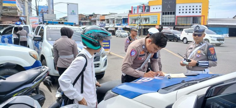 Petugas Satlantas Polresta Jambi saat memberhentikan pengendara motor dalam razia Operasi Patuh 2025 di kawasan Simpang Pulai, Jambi, Kamis (17/7/2025). (Foto: Dok. Nahar)