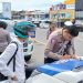 Petugas Satlantas Polresta Jambi saat memberhentikan pengendara motor dalam razia Operasi Patuh 2025 di kawasan Simpang Pulai, Jambi, Kamis (17/7/2025). (Foto: Dok. Nahar)