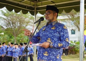 Sekretaris Daerah Provinsi Jambi, Dr. H. Sudirman, SH, MH, memberikan arahan saat memimpin upacara nasionalisme dan kedisiplinan ASN di Lapangan Kantor Gubernur Jambi, Kamis (17/7/2025).(Dok,Erit - Kominfo)