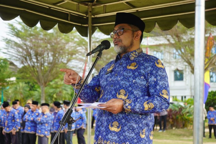 Sekretaris Daerah Provinsi Jambi, Dr. H. Sudirman, SH, MH, memberikan arahan saat memimpin upacara nasionalisme dan kedisiplinan ASN di Lapangan Kantor Gubernur Jambi, Kamis (17/7/2025).(Dok,Erit - Kominfo)