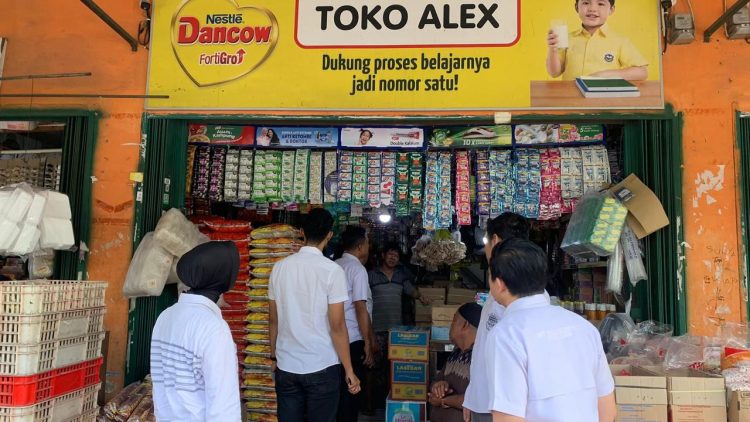 Petugas gabungan dari Polda Jambi, Bulog, dan Korem 042/Gapu memeriksa harga beras premium di Toko Alex, Pasar Angso Duo, Kota Jambi, Kamis (17/7/2025).(Dok. Nahar)