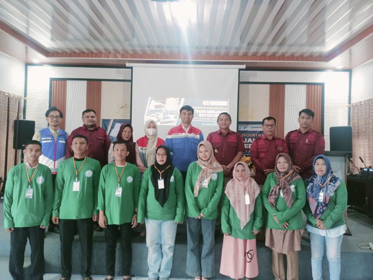 SPV RSD Pertamina AFT Sultan Thaha Agung Nugraha Putra, Kepala Bapas Kelas I Jambi Dwi Santosa, dan peserta pelatihan menjahit Batch II berfoto bersama dalam kegiatan penyerahan bantuan mesin jahit di Aula Sahardjo Bapas Jambi, Kamis (17/7/2025). (Foto: Dokumentasi Bapas Jambi)
