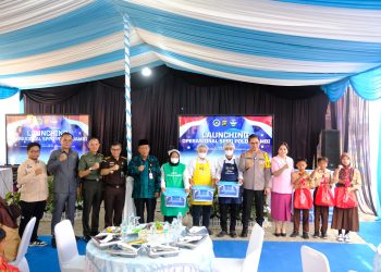 Wakil Gubernur Jambi Abdullah Sani, Kapolda Jambi Irjen Pol. Krisno Halomoan Siregar, dan jajaran Forkopimda Provinsi Jambi berfoto bersama pada peresmian SPPG Polda Jambi di Sungai Asam, Kamis (17/7/2025).(Foto: Nahar)