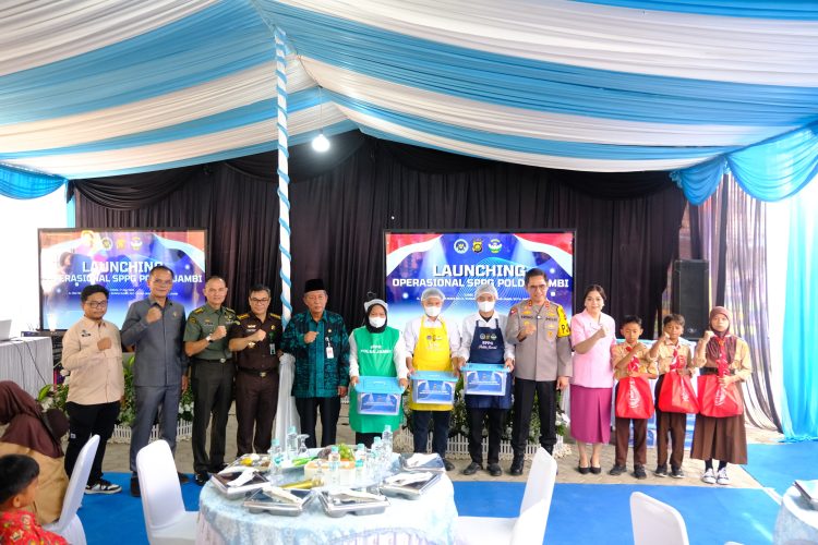 Wakil Gubernur Jambi Abdullah Sani, Kapolda Jambi Irjen Pol. Krisno Halomoan Siregar, dan jajaran Forkopimda Provinsi Jambi berfoto bersama pada peresmian SPPG Polda Jambi di Sungai Asam, Kamis (17/7/2025).(Foto: Nahar)