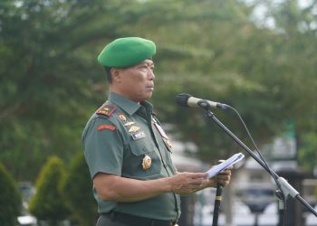 Danrem 042/Gapu Brigjen TNI Heri Purwanto memimpin upacara bendera bulanan 17 Juli 2025 di Makorem 042/Gapu, Jambi, seraya menyampaikan amanat Kasad kepada seluruh jajaran prajurit dan PNS. (Foto: Penrem 042/Gapu)