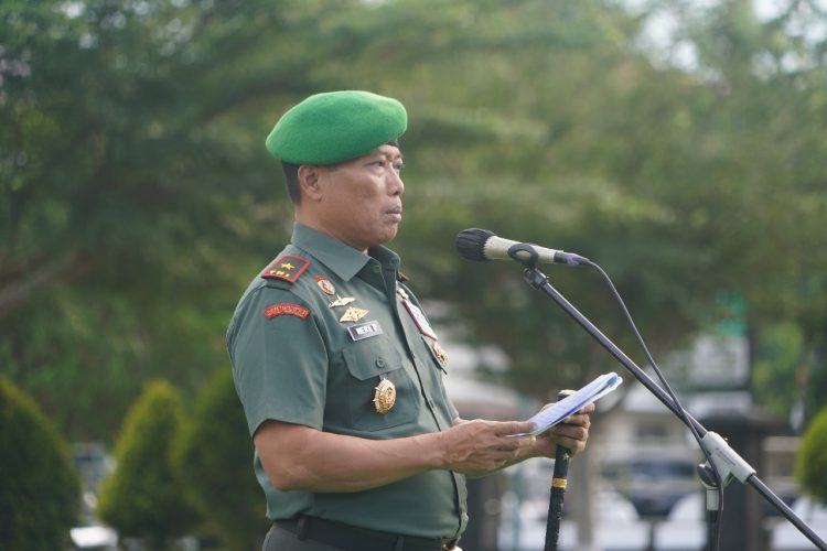 Danrem 042/Gapu Brigjen TNI Heri Purwanto memimpin upacara bendera bulanan 17 Juli 2025 di Makorem 042/Gapu, Jambi, seraya menyampaikan amanat Kasad kepada seluruh jajaran prajurit dan PNS. (Foto: Penrem 042/Gapu)