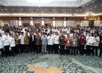 Gubernur Jambi Al Haris bersama Menteri Dalam Negeri Tito Karnavian, Menko Bidang Pangan Zulkifli Hasan, serta jajaran pengurus baru APKASI 2025–2030 usai acara pengukuhan di Hotel Grand Sahid Jaya, Jakarta, Kamis (17/7/2025). (Foto: Erict Sutriedi/Diskominfo Provinsi Jambi)