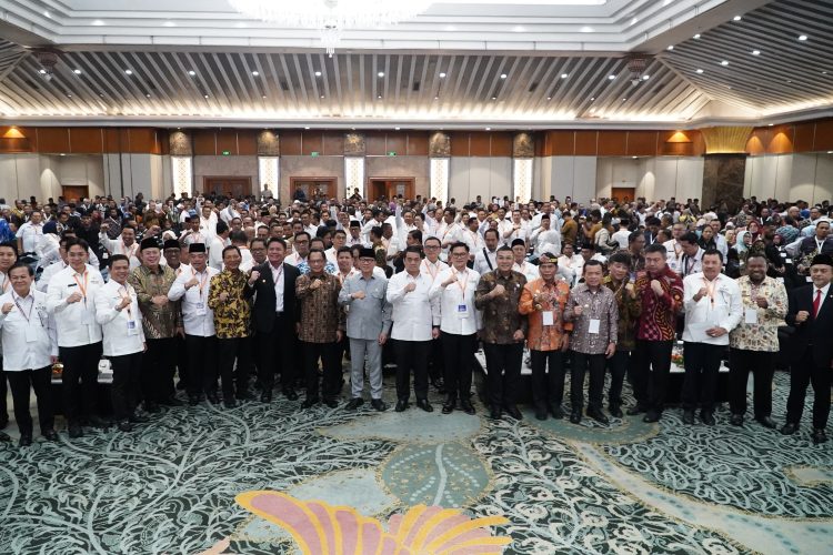 Gubernur Jambi Al Haris bersama Menteri Dalam Negeri Tito Karnavian, Menko Bidang Pangan Zulkifli Hasan, serta jajaran pengurus baru APKASI 2025–2030 usai acara pengukuhan di Hotel Grand Sahid Jaya, Jakarta, Kamis (17/7/2025). (Foto: Erict Sutriedi/Diskominfo Provinsi Jambi)