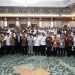Gubernur Jambi Al Haris bersama Menteri Dalam Negeri Tito Karnavian, Menko Bidang Pangan Zulkifli Hasan, serta jajaran pengurus baru APKASI 2025–2030 usai acara pengukuhan di Hotel Grand Sahid Jaya, Jakarta, Kamis (17/7/2025). (Foto: Erict Sutriedi/Diskominfo Provinsi Jambi)